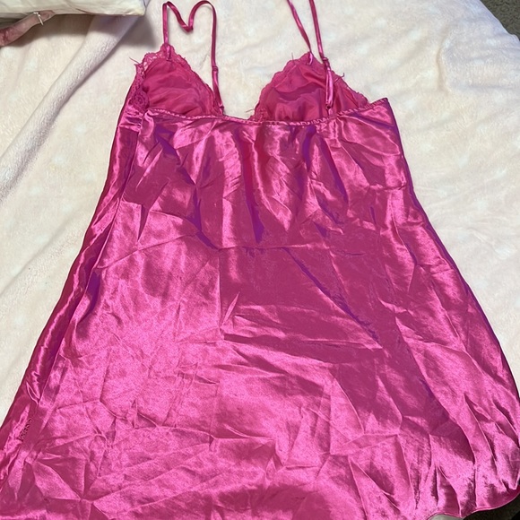 Med fushia pink la senza chemise! Adjustable straps and lace detail - Picture 3 of 4